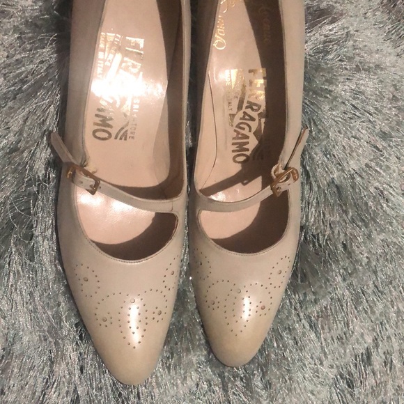 Authentic Salvatore Ferragamo Women's Ivory Leather Shoes Sz 7.5 AAAA - Picture 8 of 8
